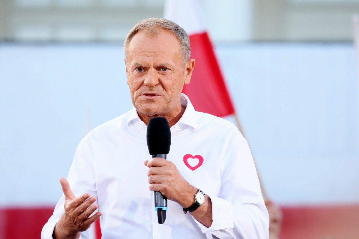 Donald Tusk o Morawieckim: Paraduje w mundurku jak podstarzały harcerz.
