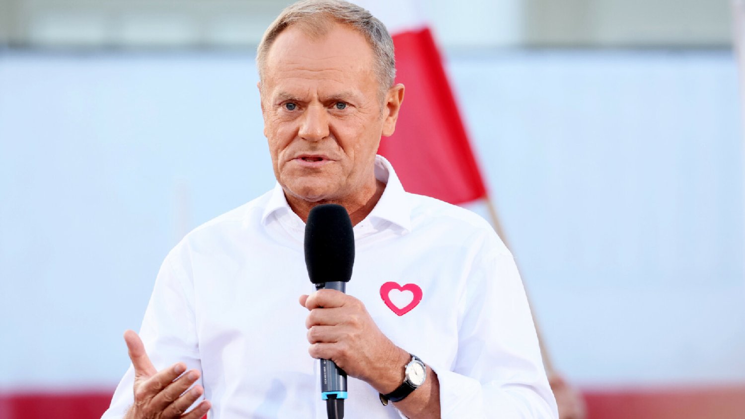 Donald Tusk o Morawieckim: Paraduje w mundurku jak podstarzały harcerz.