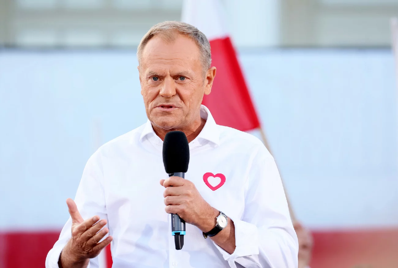 Donald Tusk o Morawieckim: Paraduje w mundurku jak podstarzały harcerz.