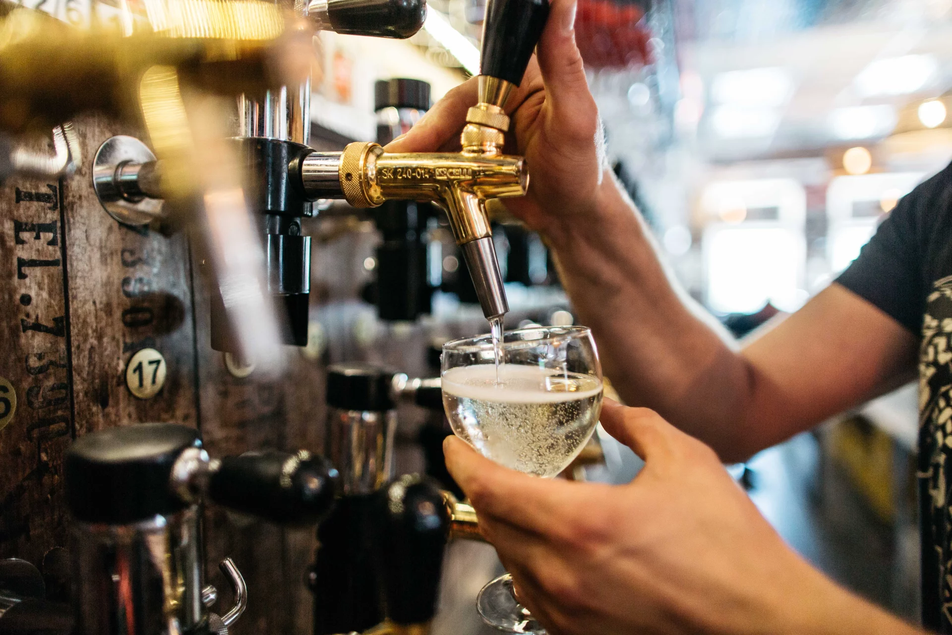 Litewski cydr gruszkowy Fizz, o delikatnym, zbliżonym do szampana posmaku, przyjemnym świeżym aromacie i drobnych bąbelkach.