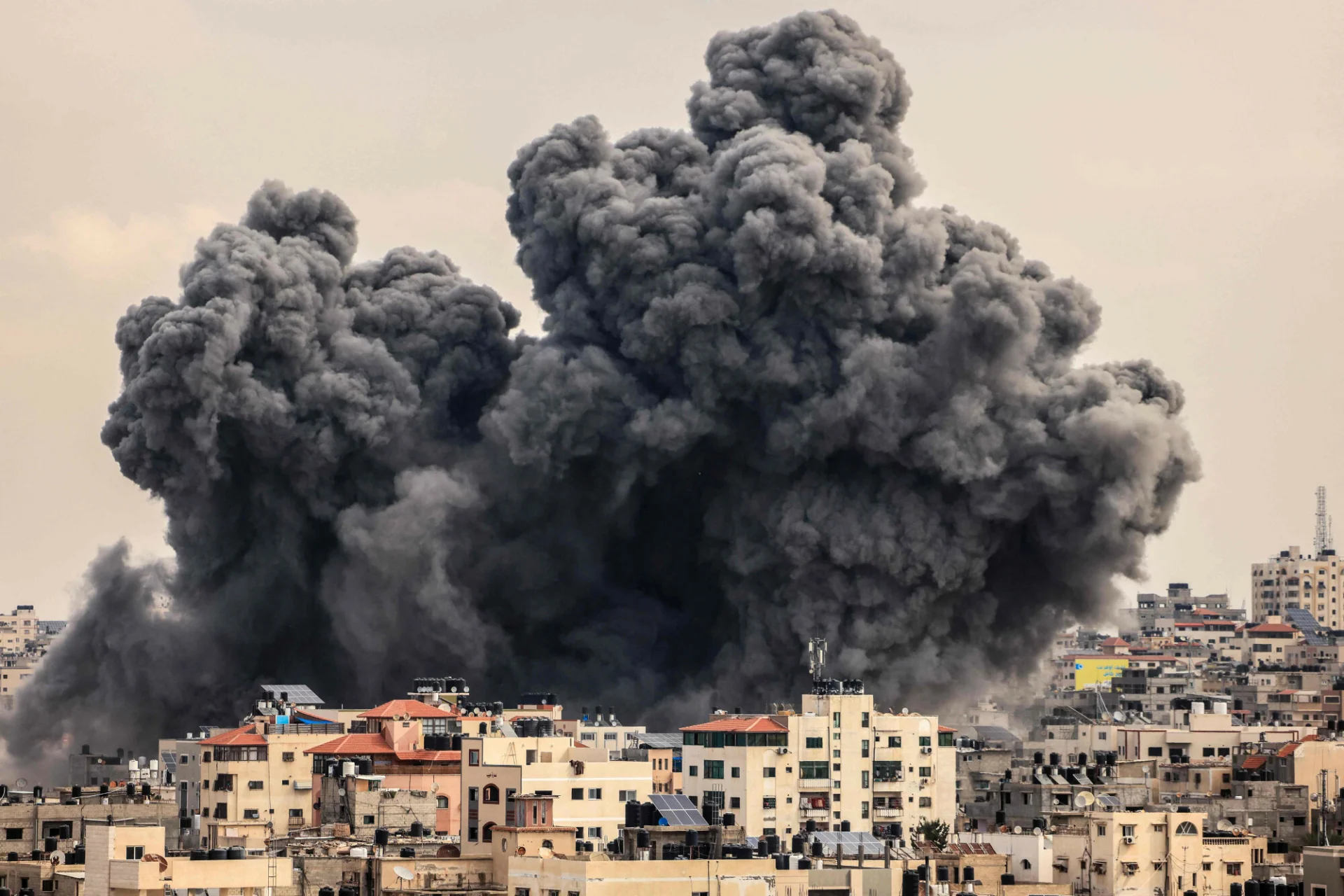 7 października Hamas zaatakował Izrael. Izraelskie siły odpowiedziały akcją w Strefoe Gazy.