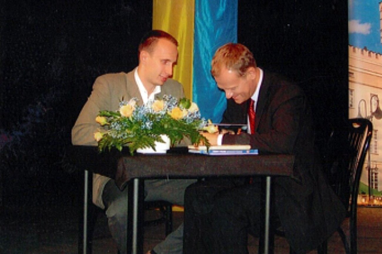 Kowalski tłumaczy się z kwiatów dla Tuska.