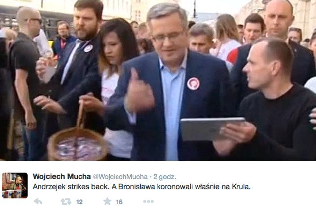 Do spacerującego prezydenta dołączył "Andrzej spod krzyża" (z prawej)