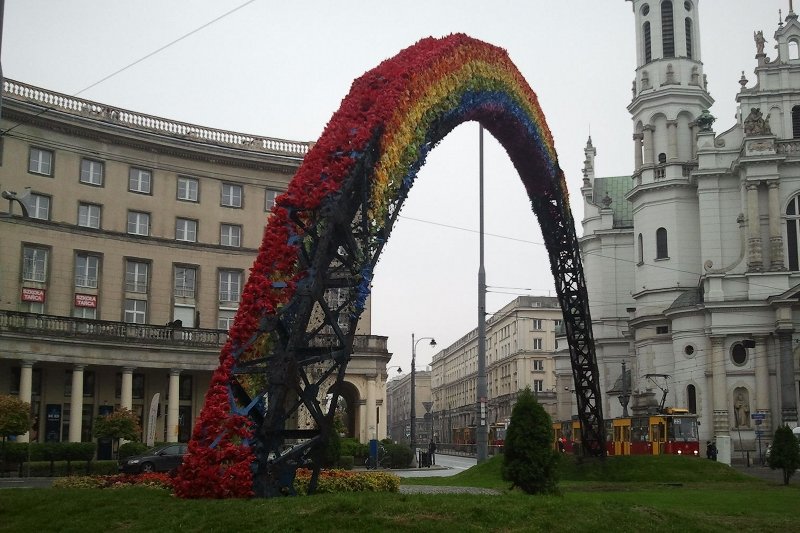 W nocy dwóch zamaskowanych mężczyzn podpaliło tęczę stojącą na warszawskim pl. Zbawiciela.