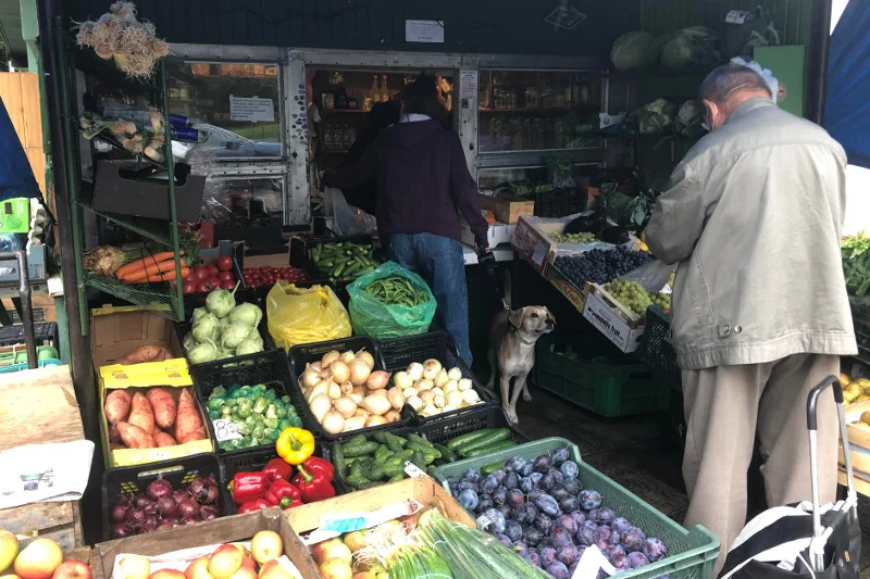 Pani Halina Rojek od lat prowadzi warzywniak przy ul Danuty Siedzikówny 'Inki'.