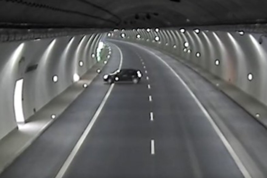 Kierowca zawraca w tunelu na Zakopiance.