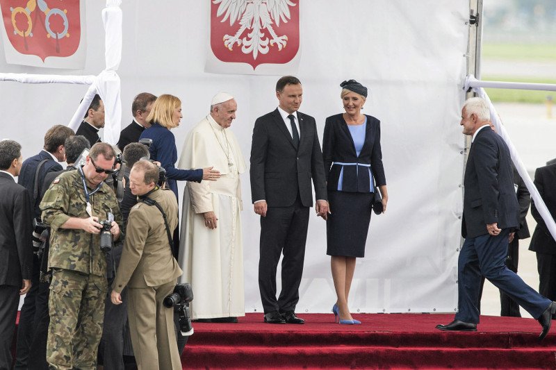 Stylistka mody skrytykowała strój Pierwszej Domy podczas ceremonii powitania papieża Franciszka w Krakowie.