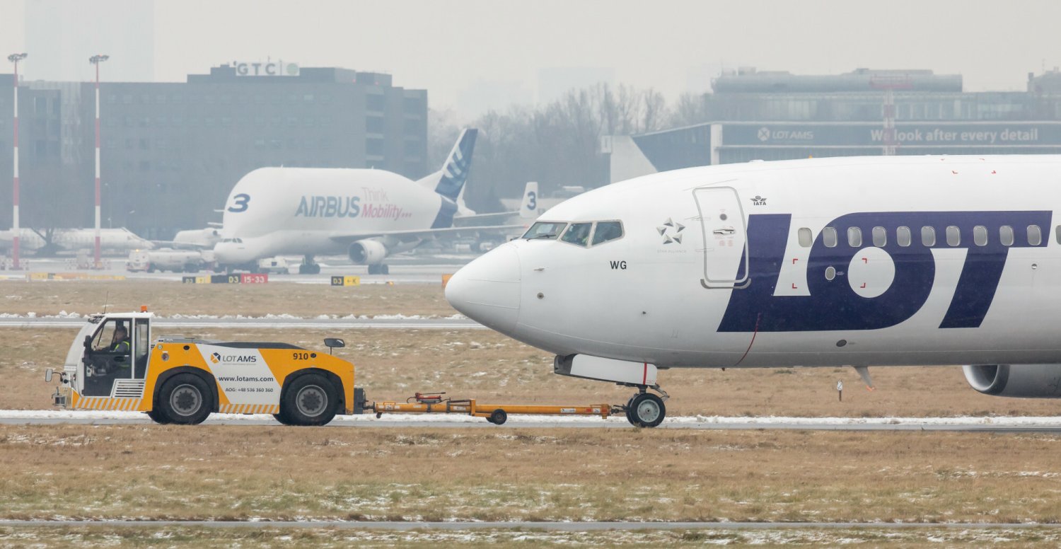 Ruch na lotnisku Okęcie musiał zostać wstrzymany na blisko godzinę.