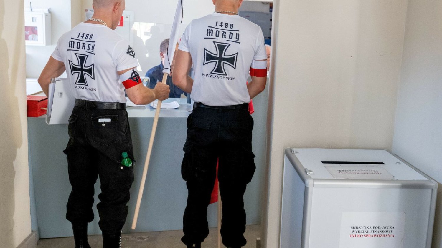 "Wstydliwy" noenazista w urzędzie podbija sieć. Ale wstydzić powinny się służby z Poznania O co chodzi z faszystami w poznańskim urzędzie? Skąd się tam wzięli