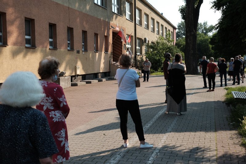 Przed lokalami wyborczymi ustawiają się kolejki. 28 czerwca Polacy wybierają prezydenta.