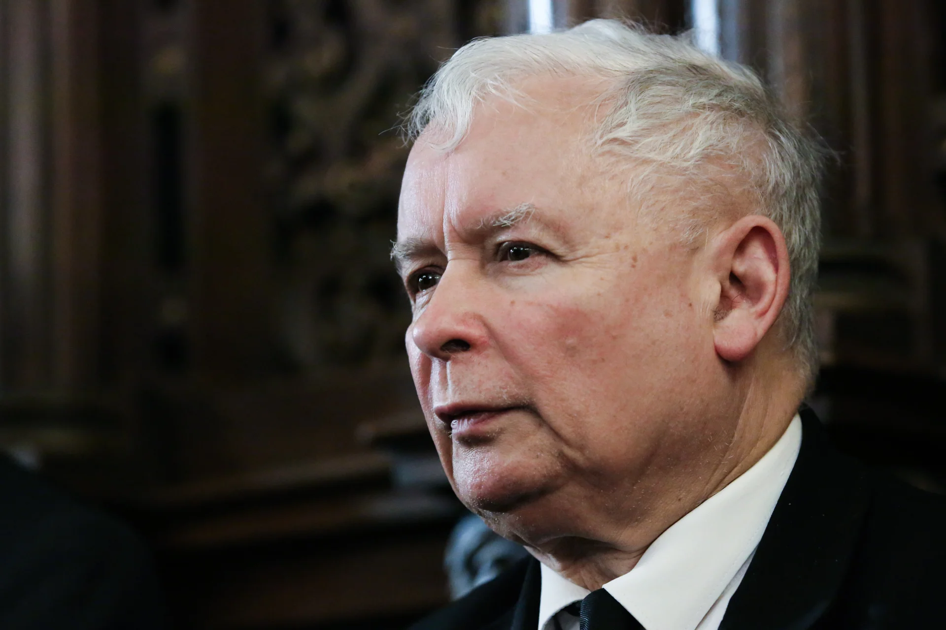 Jarosław Kaczyński cierpi na chorobę kolana. W piątek trafił do szpitala