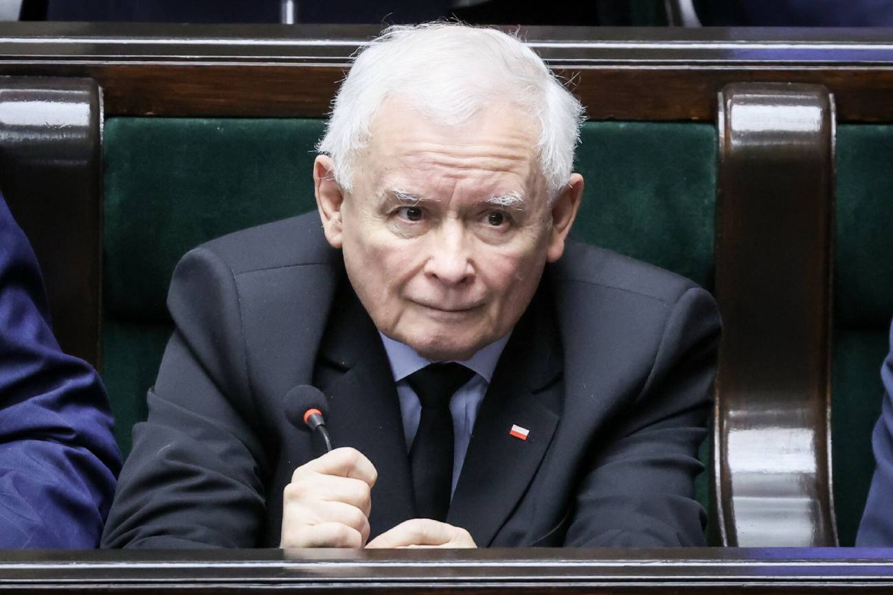 Kaczyński lekceważy słowa Tuska. Tak reaguje na zarzuty po głosowaniu w PE Reakcja Kaczyńskiego po głosowaniu PiS. Uderza w projekt Tarcza Wschód