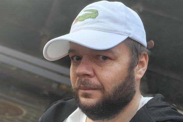 Łukasz Ptaszyński, dziennikarz i marketingowiec, zmaga się z ciężką chorobą i musi przystosować się do nowego życia po operacji. Można mu pomóc, przyłączając się do zbiórki zorganizowanej w serwisie Zrzutka