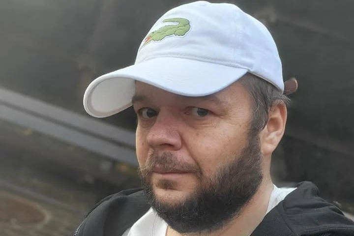 Łukasz Ptaszyński, dziennikarz i marketingowiec, zmaga się z ciężką chorobą i musi przystosować się do nowego życia po operacji. Można mu pomóc, przyłączając się do zbiórki zorganizowanej w serwisie Zrzutka