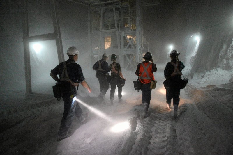 Górnicy nie wierzą w swój dobrobyt. Jak pieniądze przeciekają im przez palce?