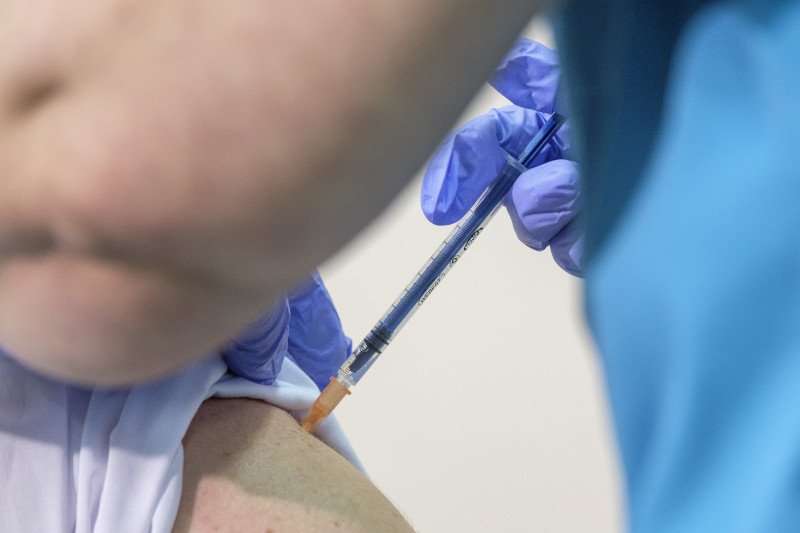 Z sondaży wynika, że Polki i Polacy bardziej boją się powikłań po szczepieniu niż zachorowania na COVID-19.