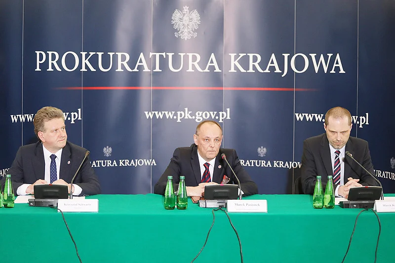 Prokuratura postawiła zarzuty dwóm rosyjskim kontrolerom lotów ze Smoleńska i trzeciej osobie, która miała znajdować się w wieży lotów.