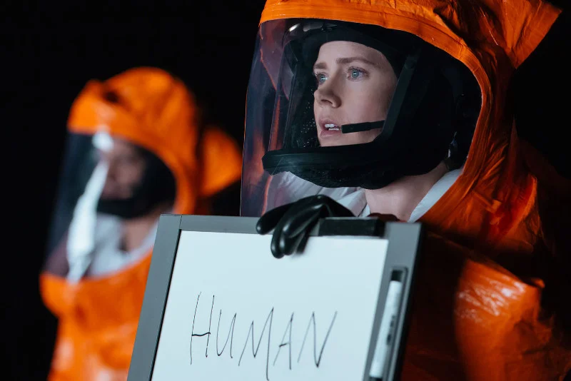 Amy Adams jako lingwistka, która jako jedyna ma szansę porozumieć się z przybyszami z kosmosu.