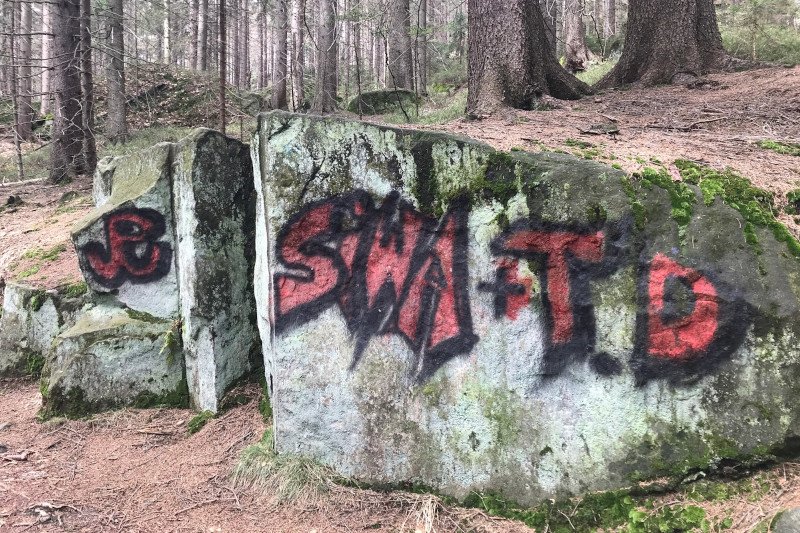 Ktoś pomalował skały w Górach Stołowych.