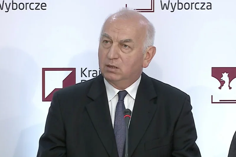 Zastępca przewodniczącego PKW Wiesław Kozielewicz na pierwszej konferencji w dniu wyborów 13 października 2019.