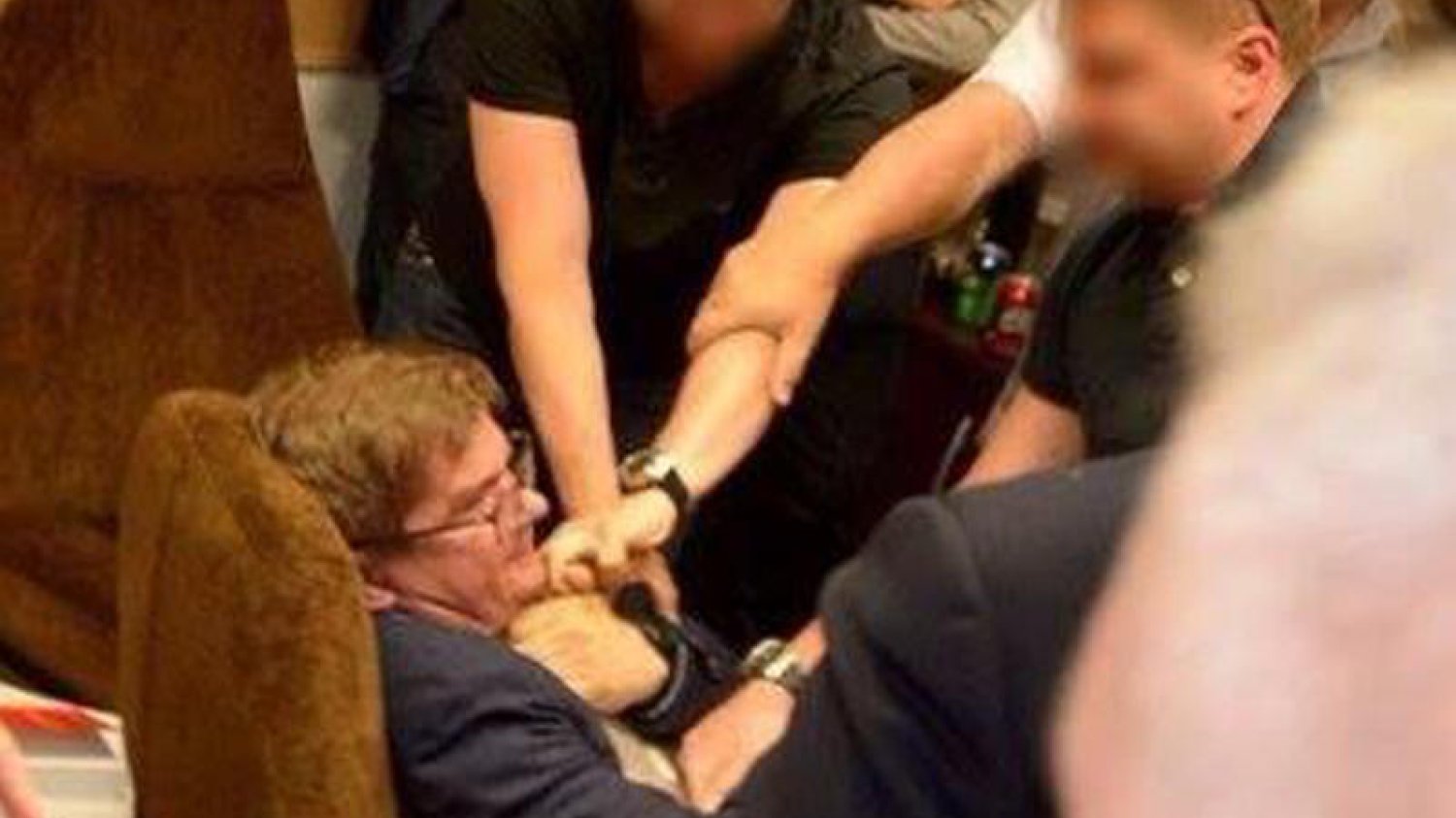 Redaktor naczelny "Wprost" nie chciał oddać laptopa, który chcieli zabrać funkcjonariusze ABW. W jego obronie staje środowisko dziennikarskie.
