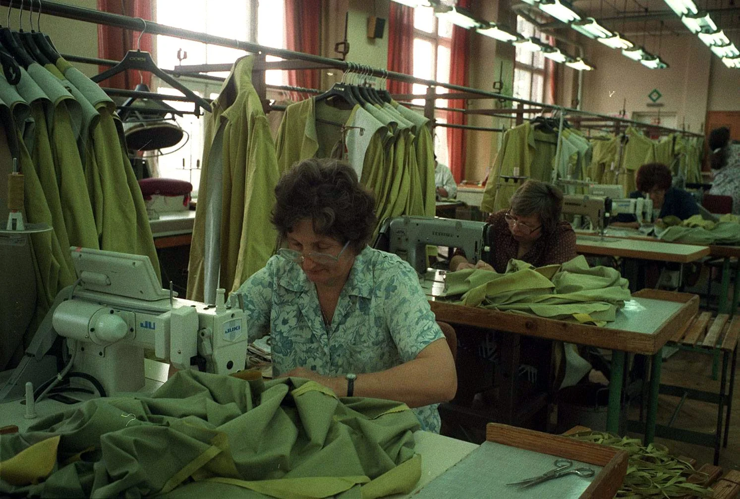 W polskich szwalniach produkuje się coraz więcej, ale nie idzie to w parze z poprawą warunków pracy.
