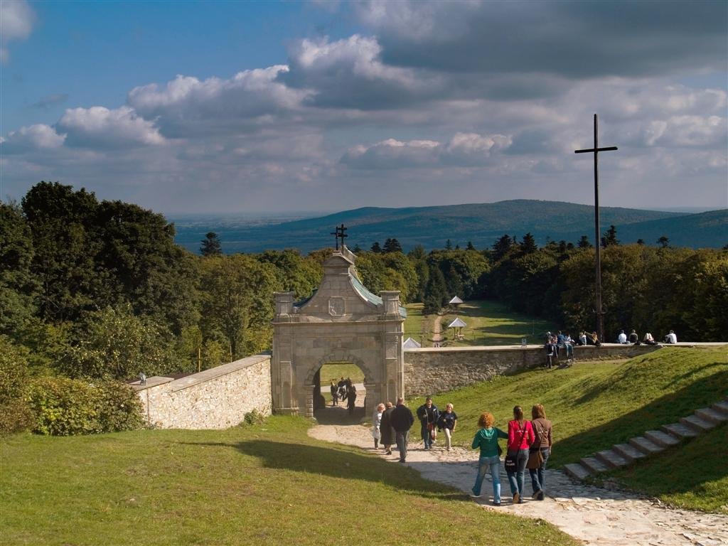 Zabytkowa brama na Świętym Krzyżu otwierająca Drogę Królewską – szlak do Nowej Słupi.