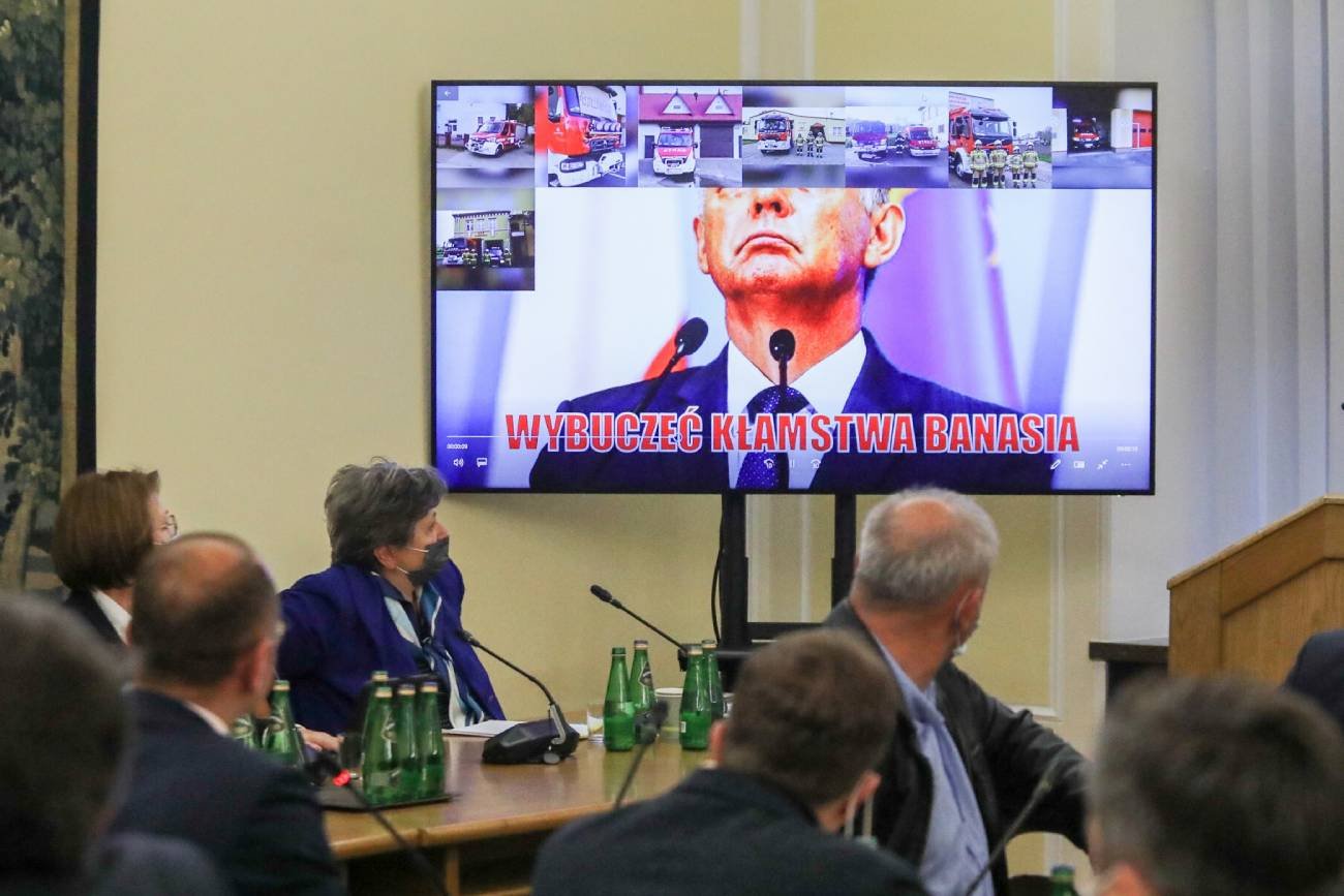 Marian Banaś jest obecny na posiedzeniu komisji sejmowej dot. kontroli NIK i Funduszu Sprawiedliwości. Michał Wójcik z Solidarnej Polski użył przeciw niemu i opozycji strażaków z OSP Marian Banaś jest obecny na posiedzeniu komisji sejmowej dot. kontroli NIK i Funduszu Sprawiedliwości. Michał Wójcik z Solidarnej Polski użył przeciw niemu i opozycji strażaków z OSP