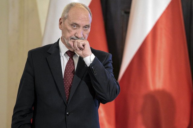 Minister Macierewicz podkreśla, że to nie jego kierowca doprowadził do kolizji 10 samochodów pod Lubiczem Dolnym.