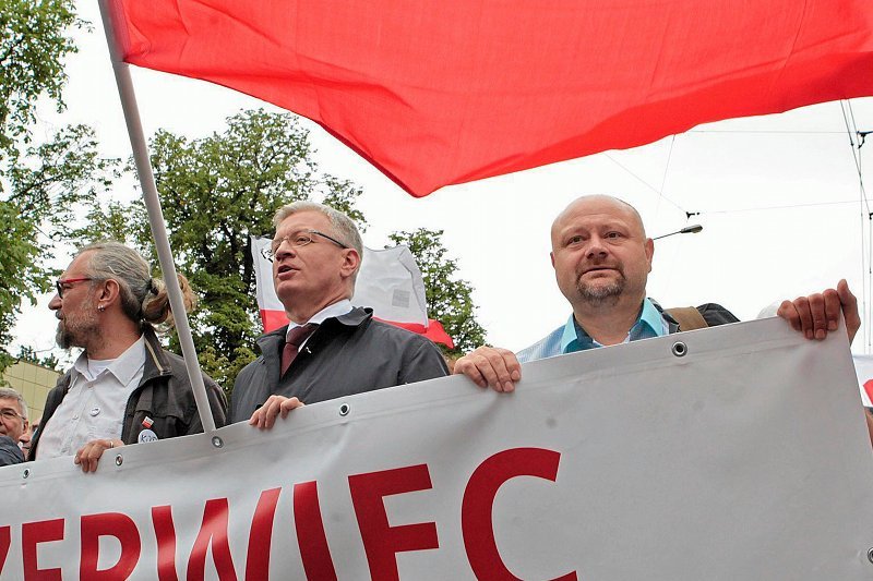 Jeszcze niedawno Mateusz Kijowski i Zbigniew Zawada (pierwszy z prawej) szli w jednym szeregu. Zawada został odwołany z funkcji szefa wielkopolskiego KOD-u.