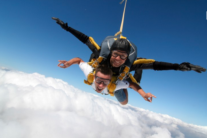 Kto może skakać ze spadochronem? Prawie każdy.