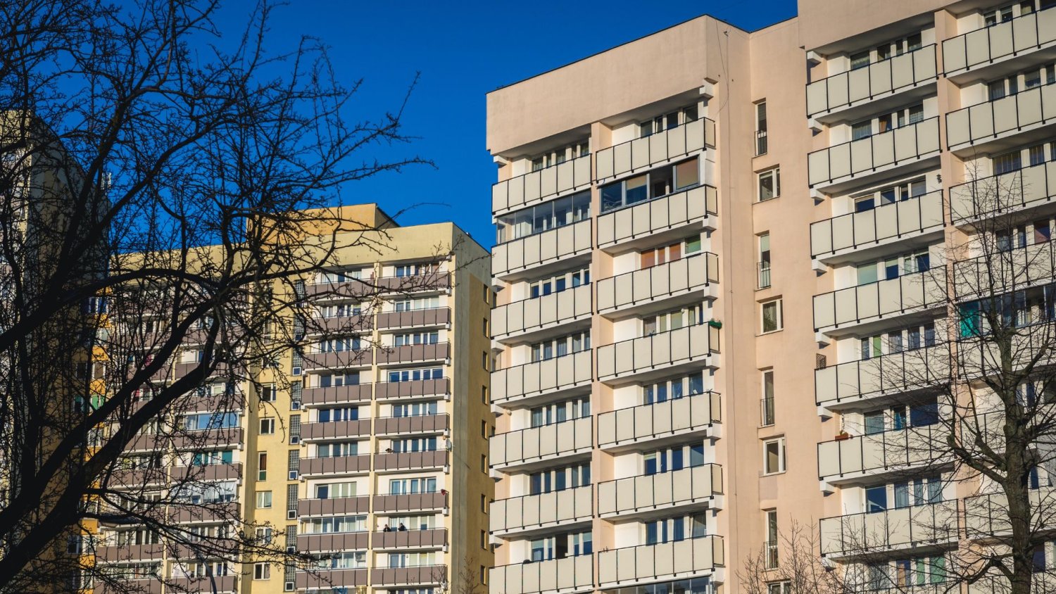 Nowy obowiązek w każdym budynku. Czasu coraz mniej, dla spóźnialskich wysokie kary