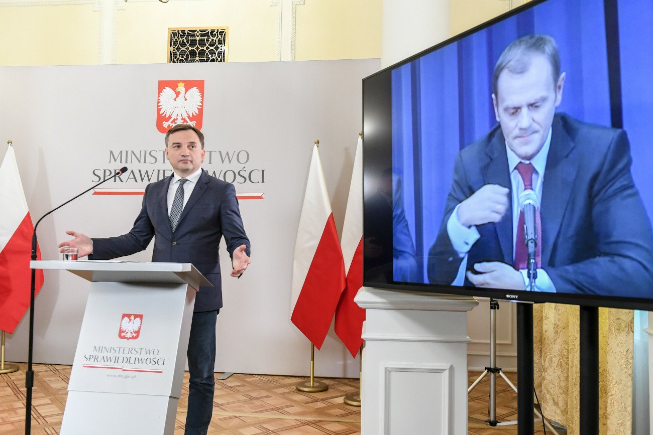 Minister sprawiedliwości Zbigniew Ziobro opublikował zeznania ws. afery podsłuchowej. Wynika z nich, że pięć lat temu Marcin W. przekazał Michałowi Tuskowi 600 tys. euro.