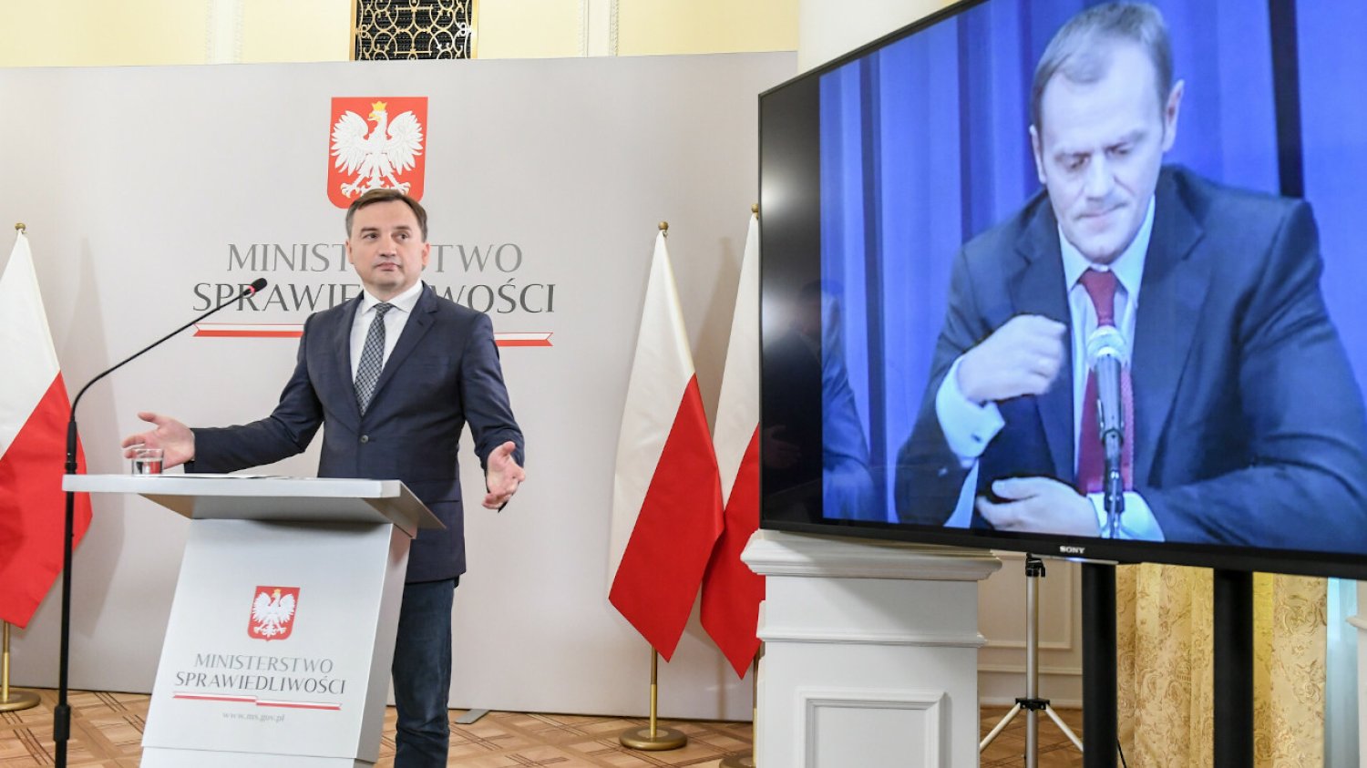 Minister sprawiedliwości Zbigniew Ziobro opublikował zeznania ws. afery podsłuchowej. Wynika z nich, że pięć lat temu Marcin W. przekazał Michałowi Tuskowi 600 tys. euro.