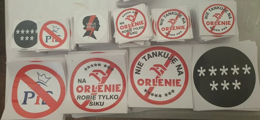 Antypisowskie gadżety, przez Bajkowskiego określane jako "misyjne i patriotyczne"