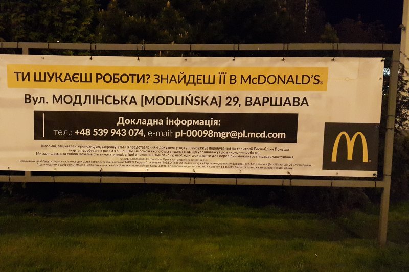 Stołeczny McDonald's przy ulicy Modlińskiej mówi jasno, że swoją ofertę pracy kieruje również do Ukrainek i Ukraińców.