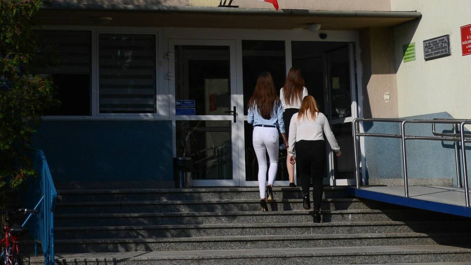 Afera o staniki w lubelskim liceum. Anglistka wezwana na dywanik dyrektorki