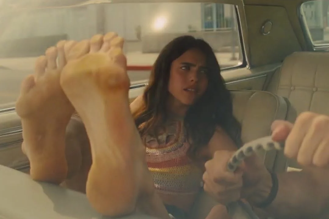 Margaret Qualley wciela się w rolę hippiski Pussycat. Aktorka musiała przezwyciężyć swój wstyd ze względu na fetysz stóp Quentina Tarantino