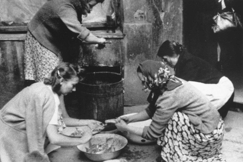 Jedna z kuchni polowych w czasie Powstania Warszawskiego.