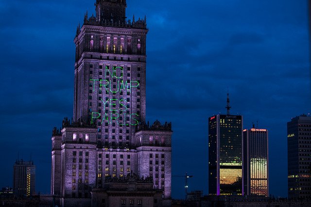 Nocna projekcja na PKiN - Greenpeace krytykuje antyklimatyczną politykę Trumpa (fot. Konrad Konstantynowicz)