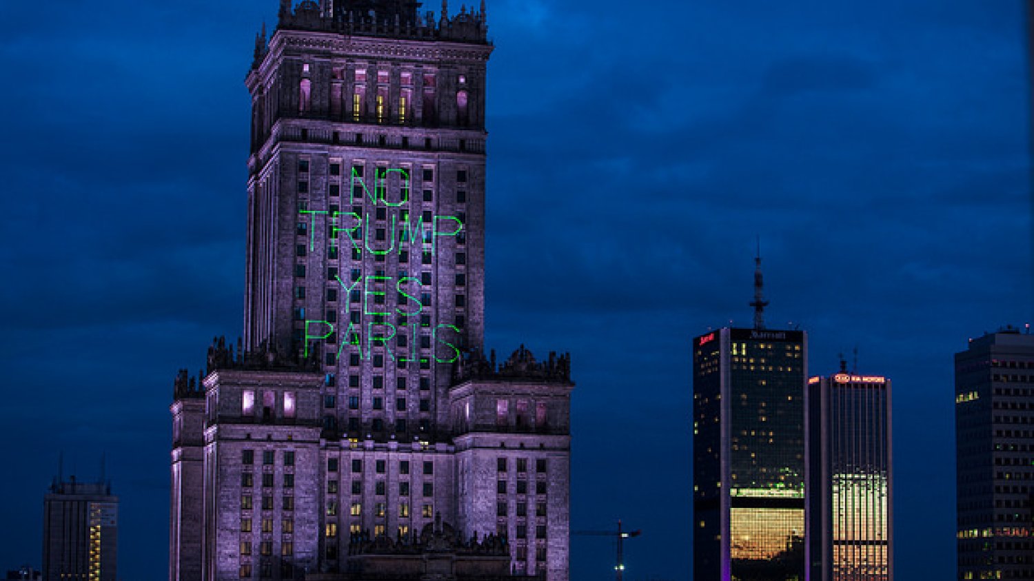 Nocna projekcja na PKiN - Greenpeace krytykuje antyklimatyczną politykę Trumpa (fot. Konrad Konstantynowicz)