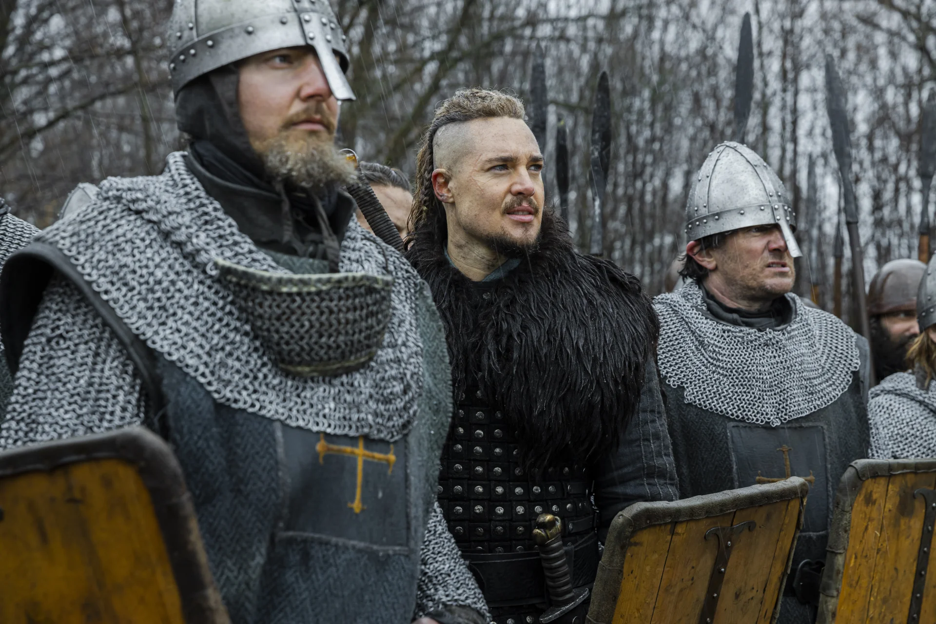 Alexander Dreymon jako Uhtred w filmie "Siedmiu królów musi umrzeć" ("The Last Kingdom")
