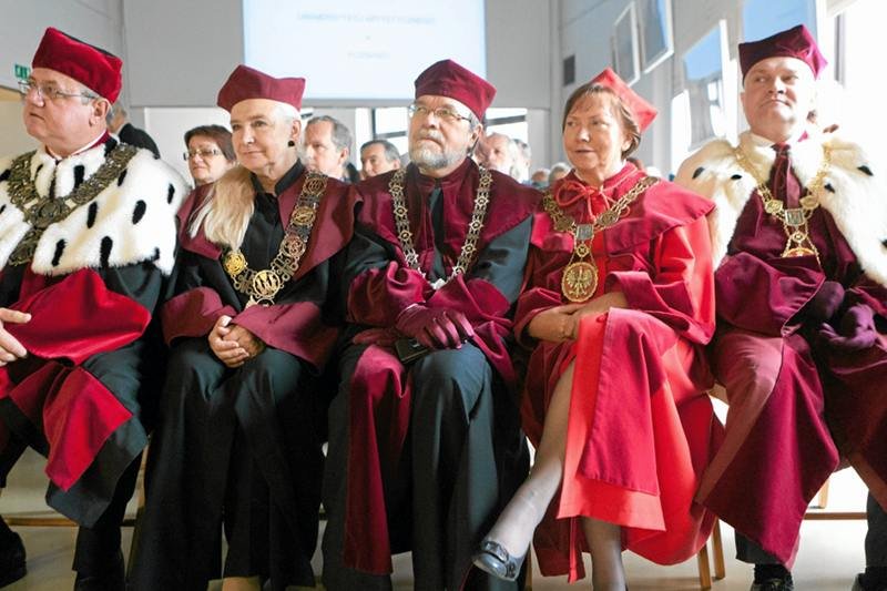 Uniwersytet w Lipsku zniósł męskie formy nazw stopni naukowych, takie jak "profesor". Czy to dobry pomysł i warto wprowadzić go w Polsce? Na zdjęciu rektorzy (i rektorki) Uniwersytetu Artystycznego w Poznaniu.