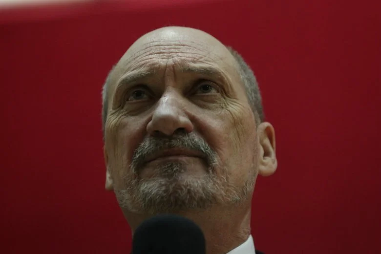 Antoni Macierewicz zaliczył komiczną wpadkę.