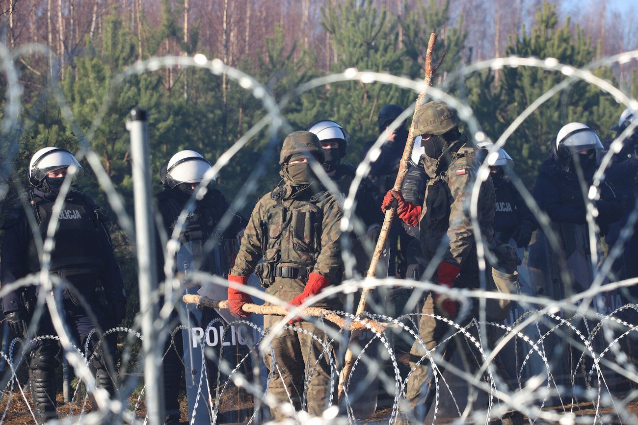 Polska Policja poinformowała, że w wyniku ataku cudzoziemców na granicy polsko-białoruskiej 7 funkcjonariuszy zostało rannych.