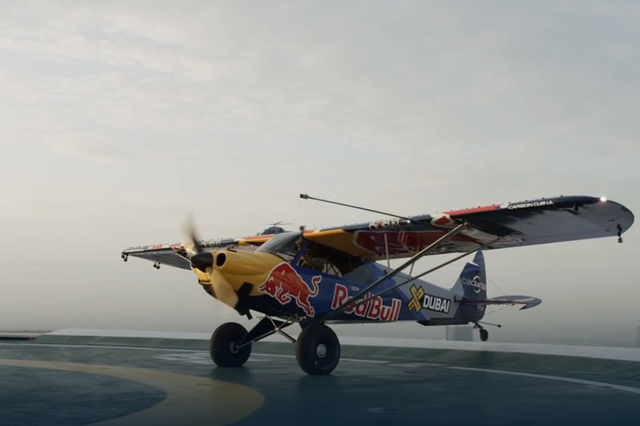 Łukasz Czepiela wylądował na szczycie wieżowca.