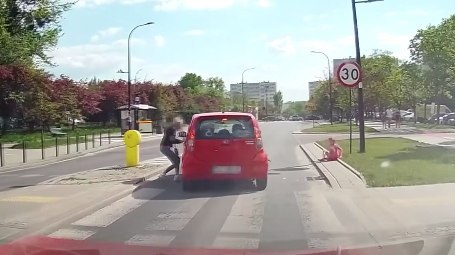 W Łodzi doszło do potrącenia dziecka. Kierowca po chwili odjechał.
