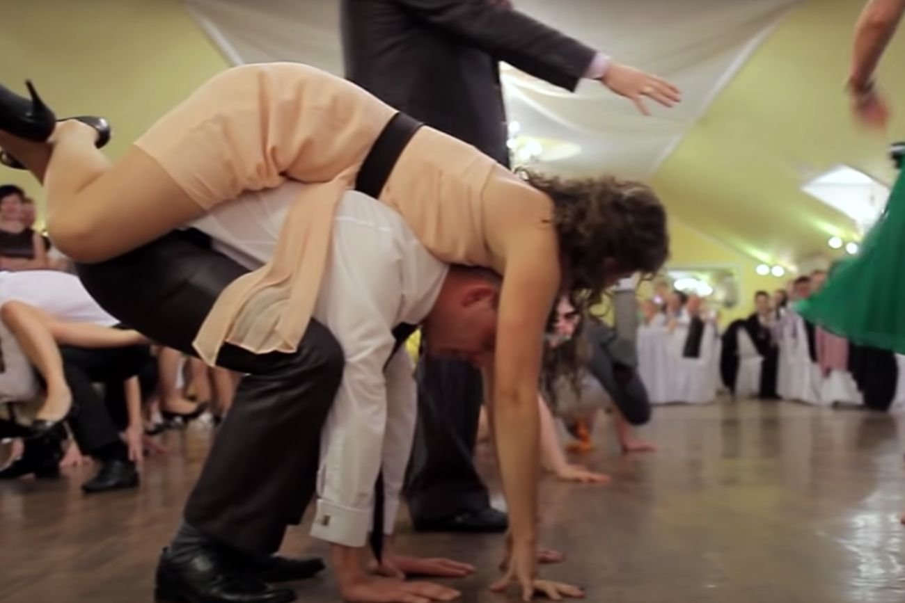 Jedna z zabaw weselnych.