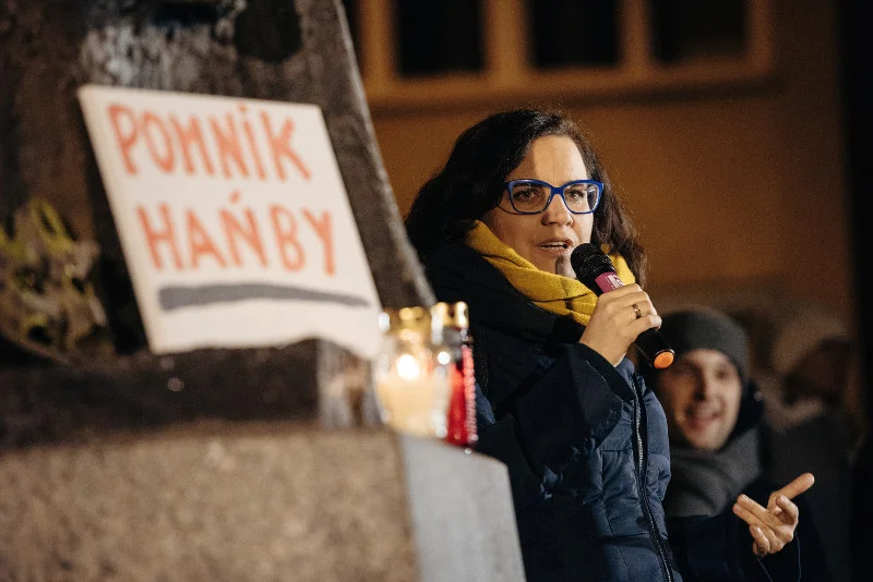 Posłanka Ewa Lieder z Nowoczesnej podczas styczniowego protestu przed pomnikiem ks. Henryka Jankowskiego.