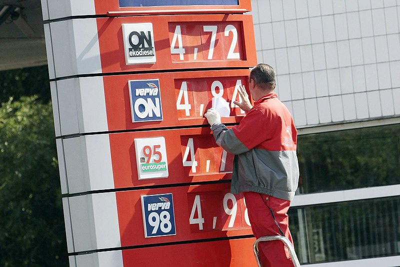 PiS twierdzi, że podwyżki cen paliw pozwolą stworzyć specjalny fundusz na remonty dróg lokalnych. Jednak nowe przepisy pozwolą też pieniędzmi polskich kierowców łatać dziurę budżetową.